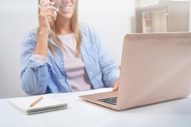 Frau telefoniert im Büro