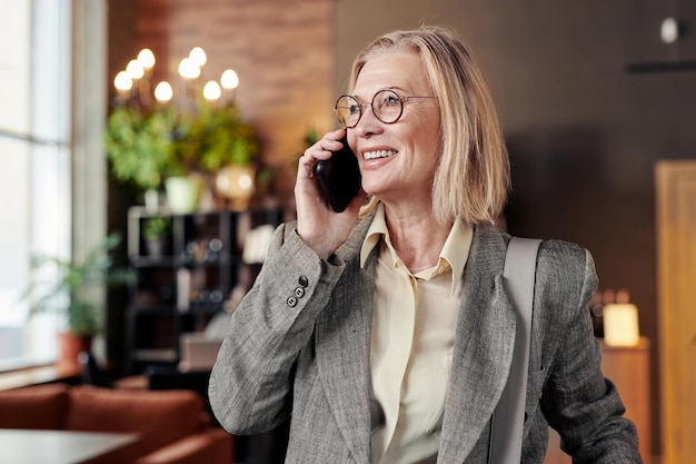 Frau telefoniert im Restaurant