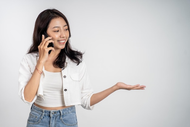 Frau telefoniert mit Handgesten