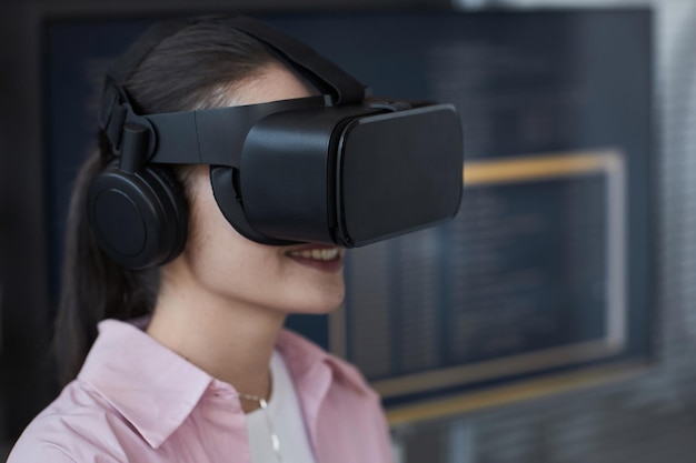Frau testet neue VR-Brille
