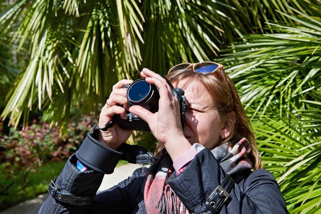 Frau Tourist fotografiert Attraktionen im Park