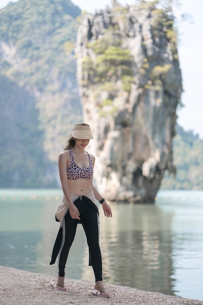 Frau Tourist im Badeanzug posiert auf James Bond Island, Phang Nga, Thailand.