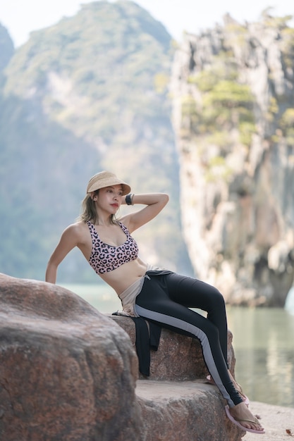 Frau Tourist im Badeanzug posiert auf James Bond Island, Phang Nga, Thailand.