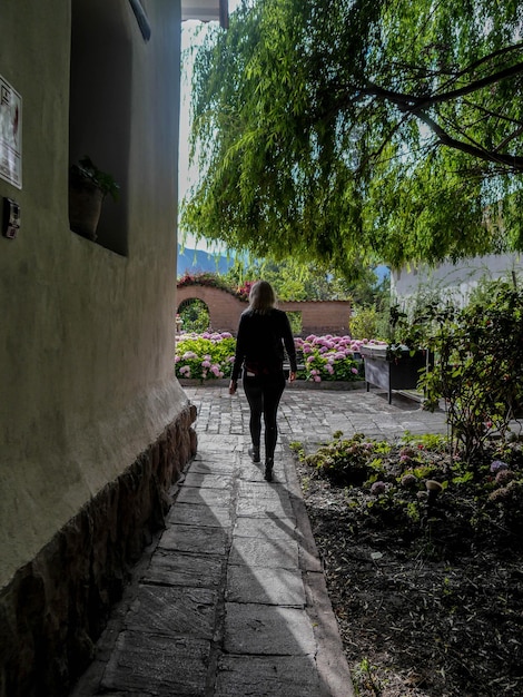 Frau Tourist in einem Dorf im Heiligen Tal der Inkas in der Stadt Cusco