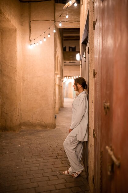 Frau Tourist zu Fuß in Al Seef Meraas Dubai alten historischen Viertel mit traditioneller arabischer Architektur