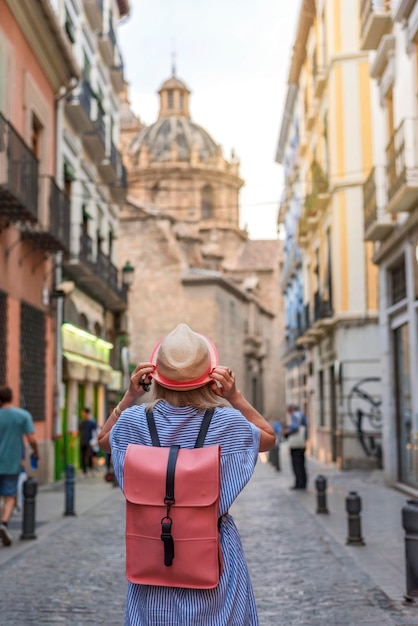 Frau Tourist zu Fuß in der Altstadt von Granada Spanien Reisekonzept Reisen Sie allein
