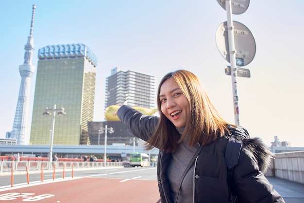 Frau Touristin besucht Genießen Sie die Aussicht Asakusa in Tokio, Japan,