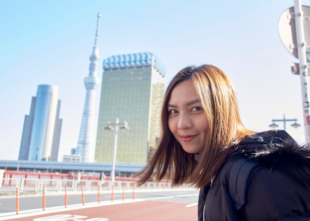 Frau Touristin besucht Genießen Sie die Aussicht Asakusa in Tokio, Japan,