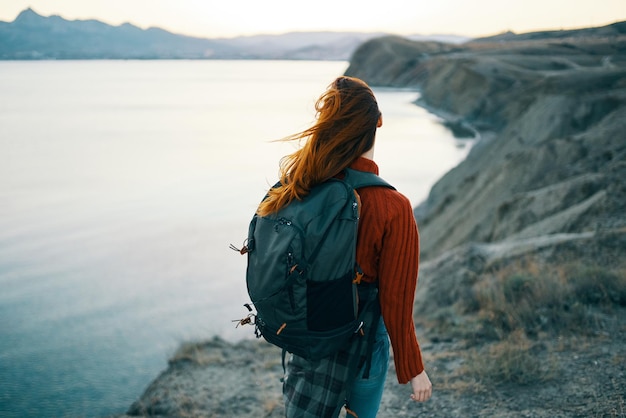 Frau touristische Rucksack Berge Landschaft Ozean