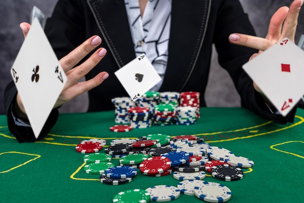 Frau trägt Anzug mit Chips im Casino-Glücksspielkonzept