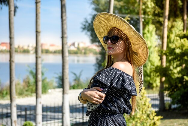 Frau trägt blaues Kleid im Sommergarten, Lifestyle