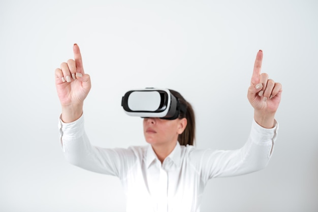 Frau trägt eine Vr-Brille und zeigt mit beiden Händen auf wichtige Nachrichten Geschäftsfrau, die eine Virtual-Reality-Brille hat und mit zwei Fingern wichtige Informationen zeigt