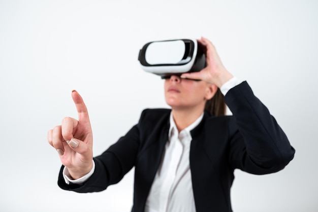 Frau trägt eine Vr-Brille und zeigt mit einem Finger auf wichtige Nachrichten Geschäftsfrau, die eine Virtual-Reality-Brille hat und wichtige Informationen zeigt