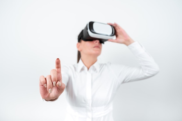 Frau trägt eine Vr-Brille und zeigt mit einem Finger auf wichtige Nachrichten Geschäftsfrau, die eine Virtual-Reality-Brille hat und wichtige Informationen zeigt