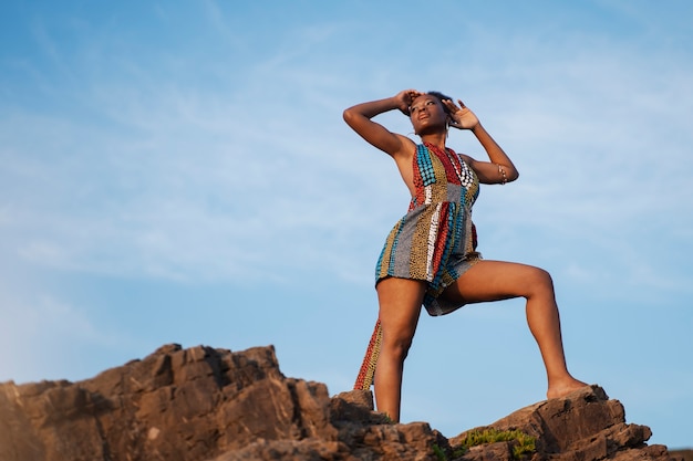 Foto frau trägt einheimische afrikanische kleidung auf dem berg