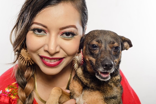 Frau trägt ihren Hund im Arm. Weißer Hintergrund