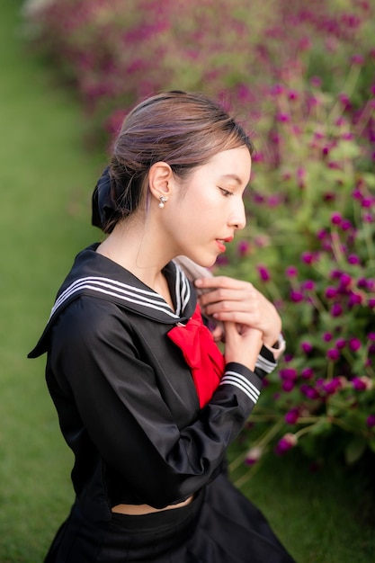 Frau trägt japanische Schuluniform im Park im Freien