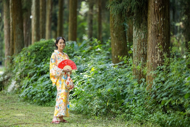 Frau trägt Kimono im Wald