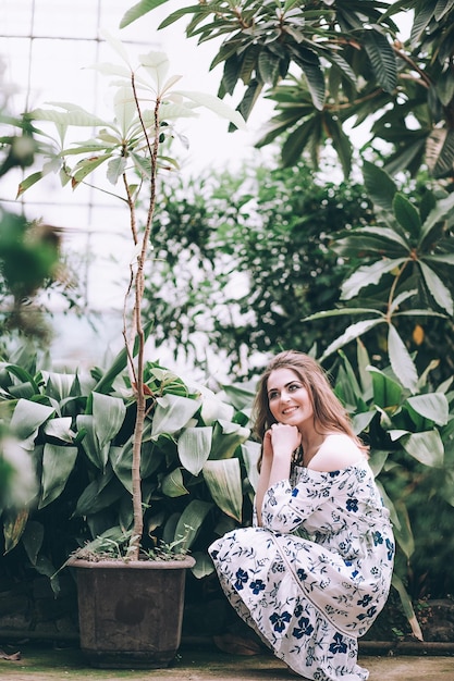 Frau trägt Kleid im Botanischen Garten