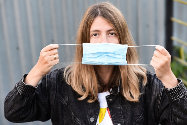 Frau trägt medizinische Maske, weil Virus-Epidemie in der Stadt.