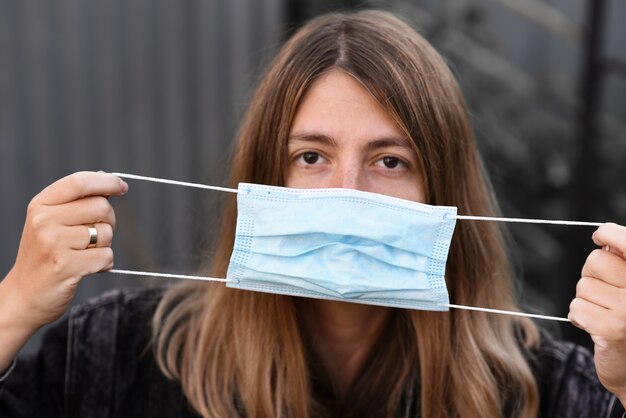 Frau trägt medizinische Maske