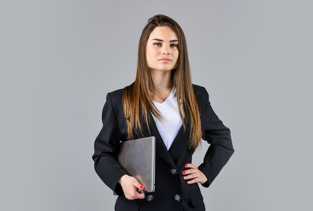 Frau trägt modernes, leichtes, tragbares Laptop Feelance Worker-Konzept
