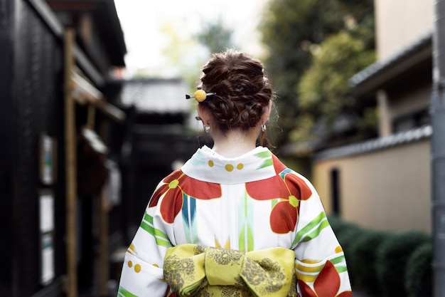 Foto frau trägt schöne japanische kimonos und obi