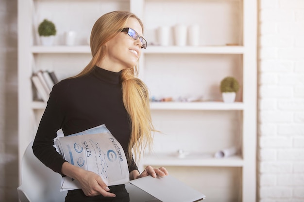 Frau träumt im Büro