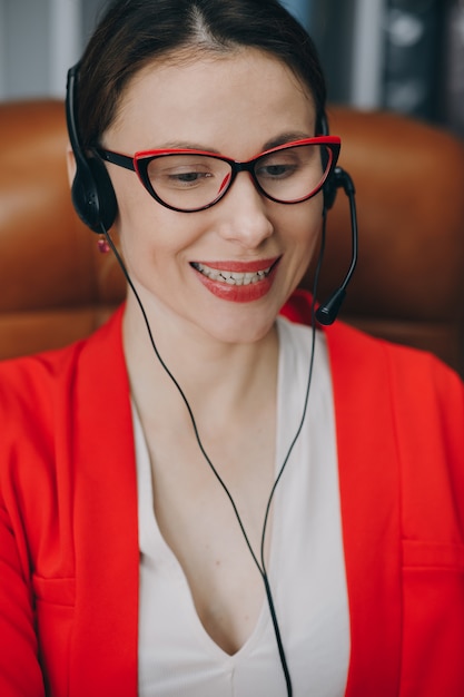 Frau tragen Headset zu Hause Büro