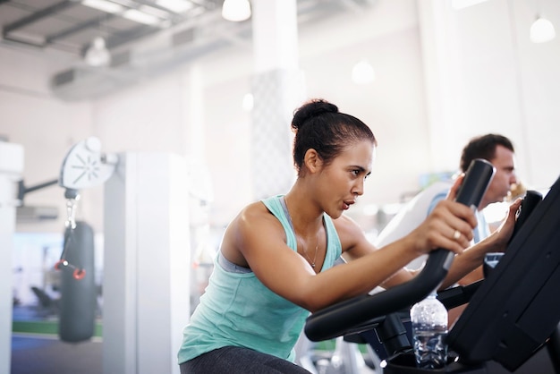 Foto frau trainiert im fitnessstudio