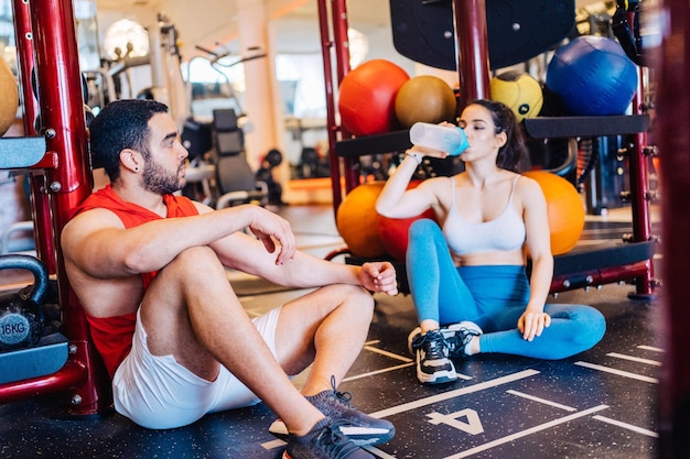 Frau trainiert im Fitnessstudio