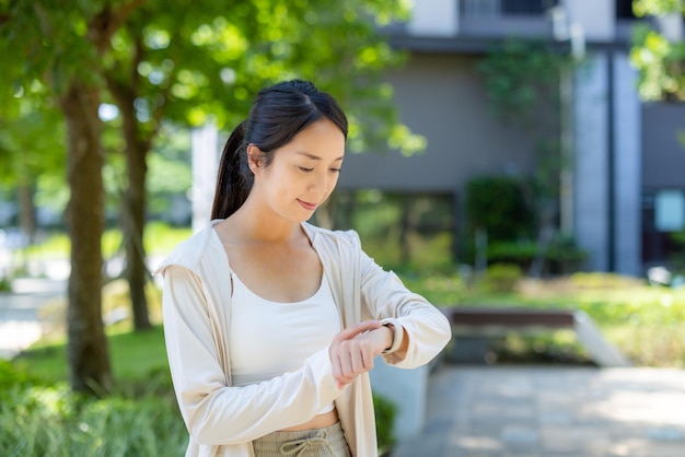 Frau trainiert mit ihrer Smartwatch