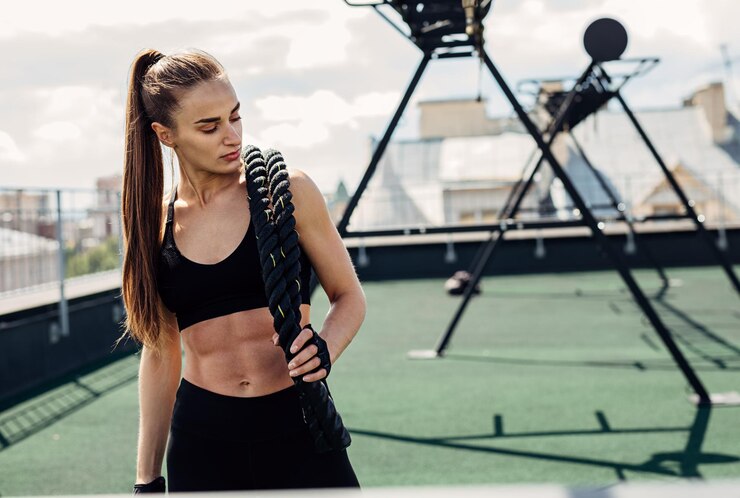 Foto frau trainiert mit seil im fitnessstudio