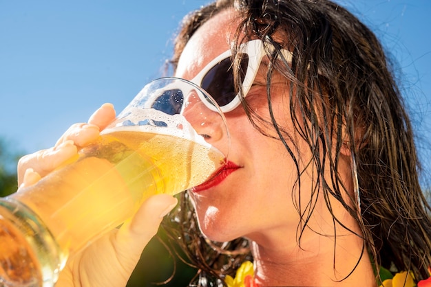 Frau trinkt Bier