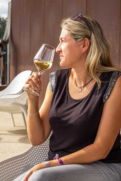Frau trinkt ein Glas Wein in einer Bar