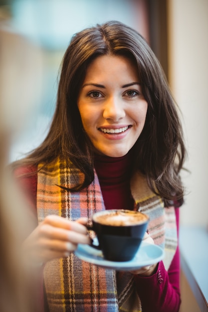 Frau trinkt eine Tasse Kaffee