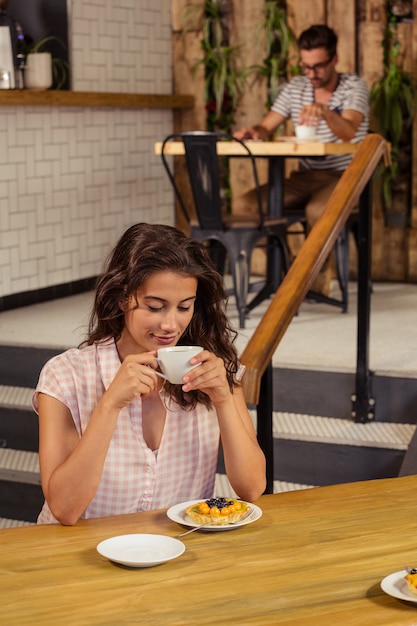 Frau trinkt eine Tasse Kaffee