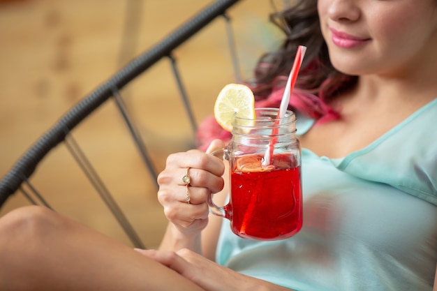 Frau trinkt einen Sommercocktail