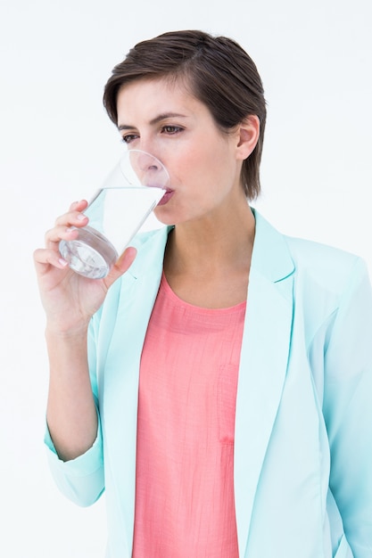 Frau trinkt Glas Wasser