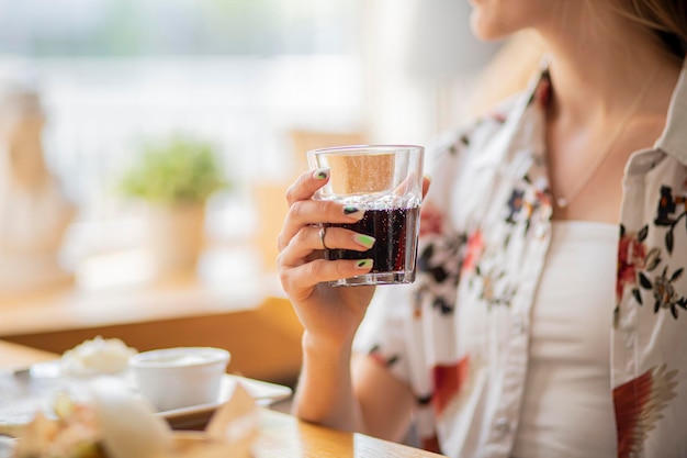 Frau trinkt Kaffee im Café Steadicam