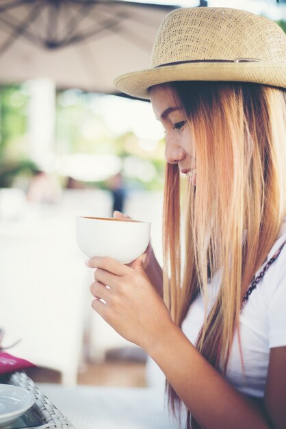 Frau trinkt Kaffee im Café