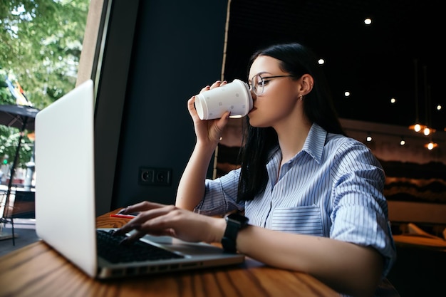 Frau trinkt Kaffee im Café