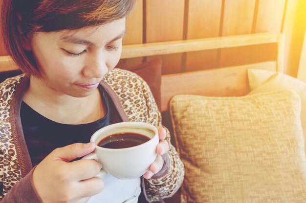 Frau trinkt Kaffee im Café