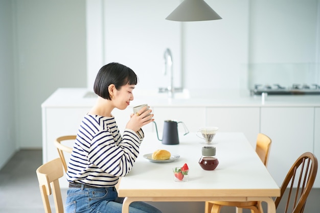 Frau trinkt Kaffee im Zimmer