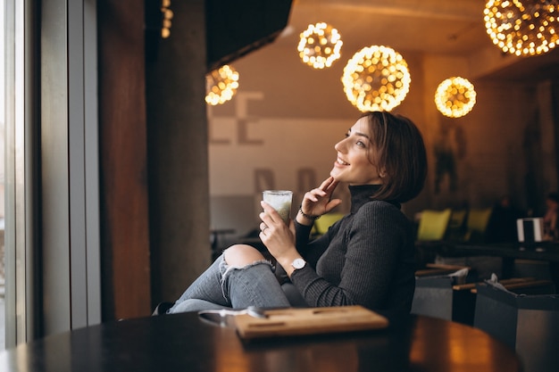 Frau trinkt Kaffee in einem Café