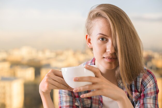 Foto frau trinkt kaffee