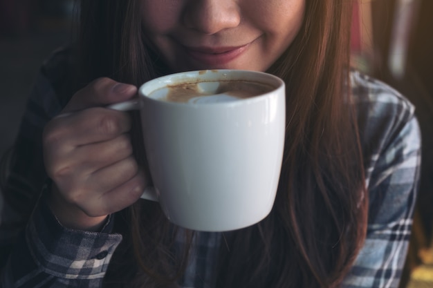 Frau trinkt Kaffee