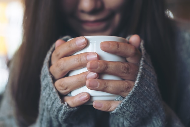 Frau trinkt Kaffee