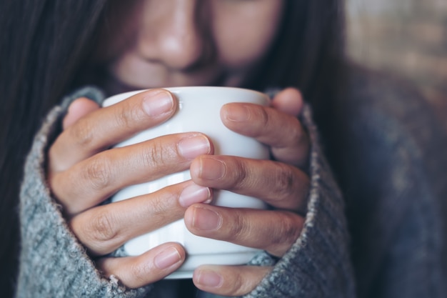 Frau trinkt Kaffee