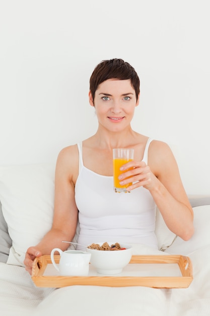 Frau trinkt Orangensaft